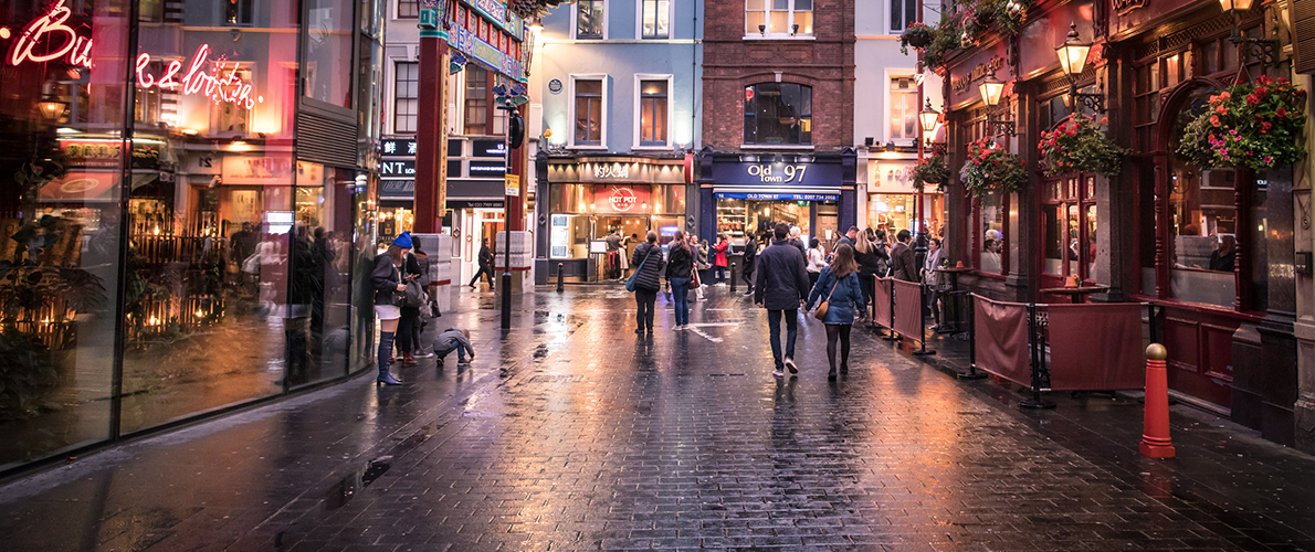 Moving To The Uk From Australia Everything You Need To Know Chess Moving Chess Moving