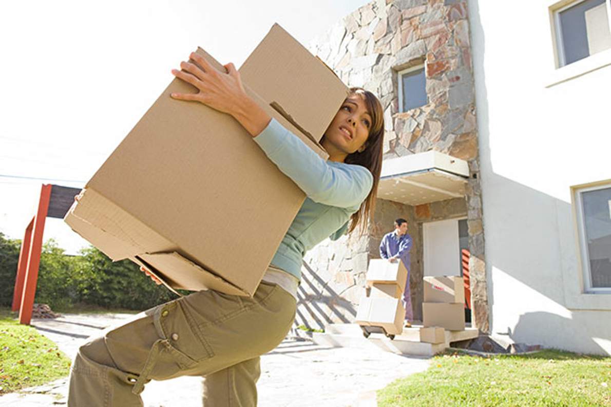 woman carrying boxes, tips on moving in a hurry